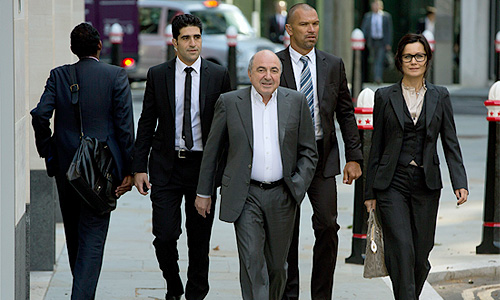 Высокий суд Лондона в пятницу отклонил иск российского предпринимателя Бориса Березовского против другого бизнесмена из РФ Романа Абрамовича на сумму почти $5 млрд, заявила судья баронесса Элизабет Глостер. На фото Борис Березовский со спутницей Еленой Горбуновой 31 августа 2012г.