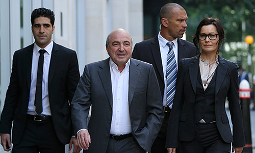 Высокий суд Лондона в пятницу отклонил иск российского предпринимателя Бориса Березовского против другого бизнесмена из РФ Романа Абрамовича на сумму почти $5 млрд, заявила судья баронесса Элизабет Глостер. На фото Борис Березовский со спутницей Еленой Горбуновой 31 августа 2012г.