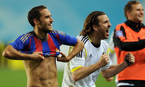 Игрок АИКа Никлас Бакман и Нильс-Эрик Юханссон (слева направо) после победы команды в матче Лиги Европы по футболу: ЦСКА (Москва, Россия) - АИК (Сольна, Швеция) – 0:2.