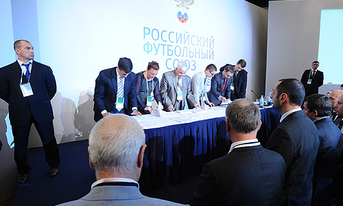 Подсчет голосов на выборах нового президента РФС после внеочередной отчетно-выборной конференции Российского футбольного союза.
