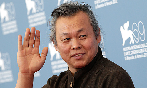 Режиссер Ким Ки Дук перед показом своего нового фильма "Пьета" в Венеции.