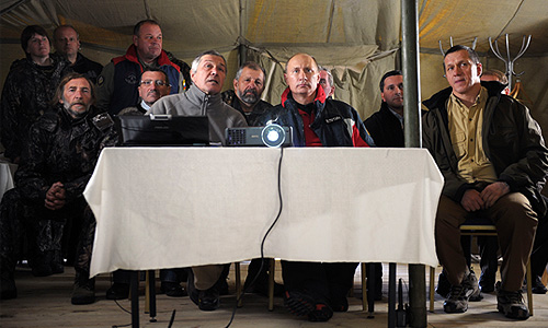 Владимир Путин во время встречи с сотрудниками орнитологической станции "Кушеват" на Ямале.  Путин принял участие в научном эксперименте в рамках проекта "Полет надежды" по спасению редкого вида журавлей - стерхов, цель которого - показать выращенным в питомнике птицам маршрут перелета.