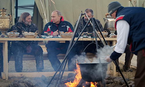 Владимир Путин во время встречи с сотрудниками орнитологической станции "Кушеват" на Ямале. В. Путин принял участие в научном эксперименте в рамках проекта "Полет надежды" по спасению редкого вида журавлей - стерхов, цель которого - показать выращенным в питомнике птицам маршрут перелета.