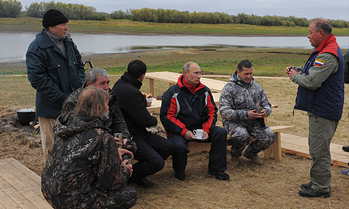 Владимир Путин во время встречи с сотрудниками орнитологической станции "Кушеват" на Ямале. В. Путин принял участие в научном эксперименте в рамках проекта "Полет надежды" по спасению редкого вида журавлей - стерхов, цель которого - показать выращенным в питомнике птицам маршрут перелета.