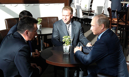Владимир Путин и первый вице-премьер РФ Игорь Шувалов во время посещения нового терминала аэропорта во Владивостоке.
