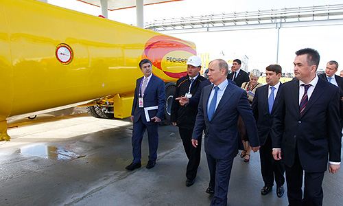 Губернатор Приморского края Владимир Миклушевский, помощник президента РФ Игорь Левитин и Владимир Путин во время посещения топливно-заправочного комплекса компании "Роснефть".