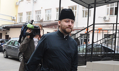 Настоятель храма Ильи Пророка в Обыденском переулке в Москве игумен Тимофей (Алексей Подобедов) не признал свою вину в ДТП в конце июля. "Я был трезв. В 12 часов я выехал из храма, там шла подготовка к празднику. После ДТП, когда я пришел в себя, у меня очень болела голова, и я просил о помощи, а меня буквально швырнули на капот. На капоте я пролежал до тех пор, пока не приехал хозяин машины и не подтвердил, что мы знакомы", - сказал в четверг Подобедов на заседании в Мировом суде Замосквoречья.