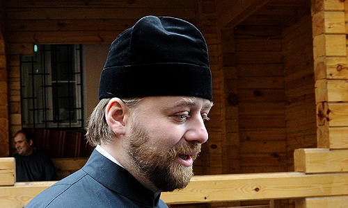 Настоятель храма Ильи Пророка в Обыденском переулке в Москве игумен Тимофей (Алексей Подобедов) не признал свою вину в ДТП в конце июля. "Я был трезв. В 12 часов я выехал из храма, там шла подготовка к празднику. После ДТП, когда я пришел в себя, у меня очень болела голова, и я просил о помощи, а меня буквально швырнули на капот. На капоте я пролежал до тех пор, пока не приехал хозяин машины и не подтвердил, что мы знакомы", - сказал в четверг Подобедов на заседании в Мировом суде Замосквoречья.