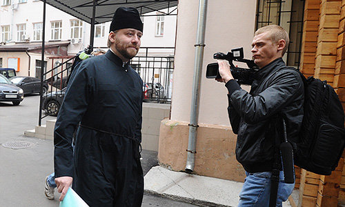 Настоятель храма Ильи Пророка в Обыденском переулке в Москве игумен Тимофей (Алексей Подобедов) не признал свою вину в ДТП в конце июля. "Я был трезв. В 12 часов я выехал из храма, там шла подготовка к празднику. После ДТП, когда я пришел в себя, у меня очень болела голова, и я просил о помощи, а меня буквально швырнули на капот. На капоте я пролежал до тех пор, пока не приехал хозяин машины и не подтвердил, что мы знакомы", - сказал в четверг Подобедов на заседании в Мировом суде Замосквoречья.