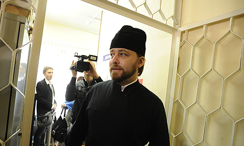 Настоятель храма Ильи Пророка в Обыденском переулке в Москве игумен Тимофей (Алексей Подобедов) не признал свою вину в ДТП в конце июля. "Я был трезв. В 12 часов я выехал из храма, там шла подготовка к празднику. После ДТП, когда я пришел в себя, у меня очень болела голова, и я просил о помощи, а меня буквально швырнули на капот. На капоте я пролежал до тех пор, пока не приехал хозяин машины и не подтвердил, что мы знакомы", - сказал в четверг Подобедов на заседании в Мировом суде Замосквoречья.