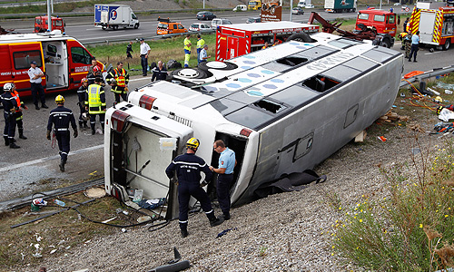 На востоке Франции перевернулся польский автобус, не менее трех человек погибли и еще восемь находятся в тяжелом состоянии, сообщает во вторник местная газета "Дерньер нувель д&#39;Эльзас".