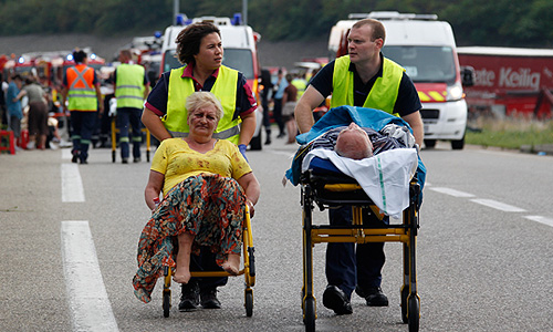 На востоке Франции перевернулся польский автобус, не менее трех человек погибли и еще восемь находятся в тяжелом состоянии, сообщает во вторник местная газета "Дерньер нувель д&#39;Эльзас". Всего за медицинской помощью обратились 20 человек. Водитель автобуса не пострадал.