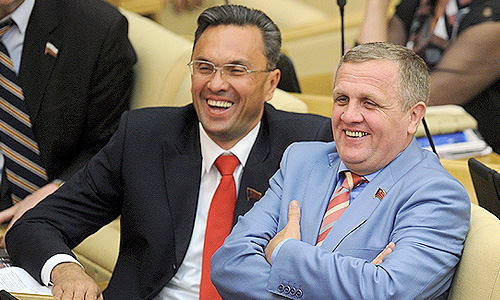 Член комитета ГД по обороне Владимир Бессонов и заместитель председателя комитета ГД по труду, социальной политике и делам ветеранов Николай Коломейцев (слева направо) на первом заседании Государственной думы после начала осенней сессии.