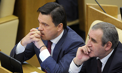 Вице-спикер Госдумы, руководитель фракции "Единая Россия" Андрей Воробьев и вице-спикер Госдумы, секретарь генсовета партии "Единая Россия" Сергей Неверов (слева направо) на первом заседании Государственной думы после начала осенней сессии.