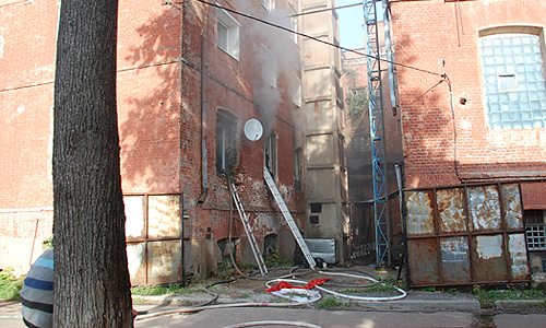 Пожар в пошивочном цехе в подмосковном Егорьевске унес жизни 14 человек. Все они - нелегальные гастарбайтеры из Вьетнама. По предварительной версии, гибель людей не связана с криминалом.