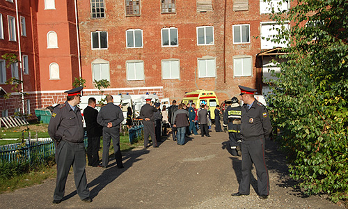 Пожар в пошивочном цехе в подмосковном Егорьевске унес жизни 14 человек. Все они - нелегальные гастарбайтеры из Вьетнама. По предварительной версии, гибель людей не связана с криминалом.