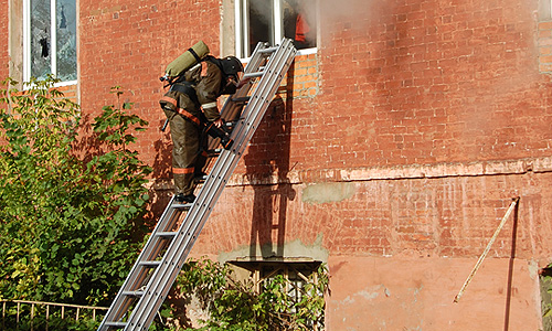 Во время тушения пожара на нелегальной пошивочной фабрике в подмосковном Егорьевске.