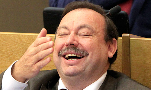 Госдума в пятницу проголосовала за досрочное прекращение депутатских полномочий Геннадия Гудкова. Решение принято по представлению Генпрокуратура. По данным следствия, он в нарушение закона совмещал депутатскую деятельность с предпринимательством. За это решение проголосовал 291 депутат, "против" - 150, трое воздержались. В голосовании приняли участие 444 депутата.