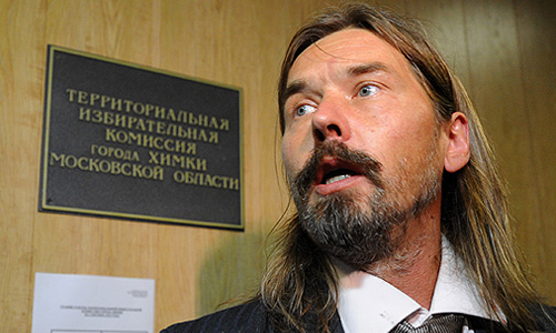 Лидер рок-группы "Коррозия металла" Сергей Троицкий ("Паук") после подачи подписей в поддержку своей кандидатуры на пост мэра Химок в здании избирательной комиссии.
