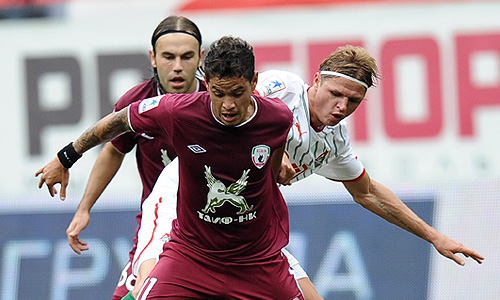 Игроки "Рубина" Карлос Эдуардо (на первом плане), Бибрас Натхо (на третьем плане) и "Локомотива" Дмитрий Тарасов (на втором плане) в матче чемпионата России по футболу: "Локомотив" (Москва) - "Рубин" (Казань).