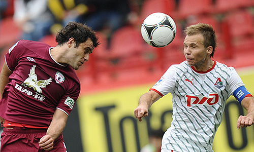 Игроки "Рубина" Алан Касаев и "Локомотива" Роман Шишкин (слева направо) в матче чемпионата России по футболу: "Локомотив" (Москва) - "Рубин" (Казань).