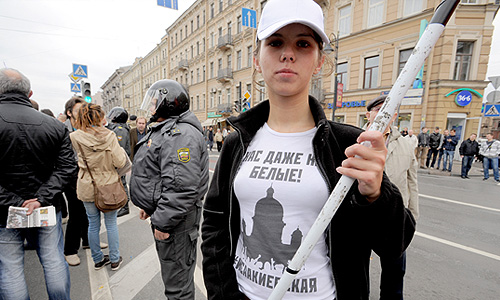В Санкт-Петербурге состоялось сразу три разрешенных "Марша миллионов". Участники первого марша - представители "Другой России", "Солидарности", Национал-демократической партии, "Рот-Фронт", "гражданской ответственности". Второй "Марш миллионов" был организован гражданским комитетом во главе с Ольгой Курносовой. Участники третьего "Марша миллионов" пронесли белые шары, флаги с символикой ЛГБТ-организаций. Сюда же вошла колонна оргкомитета "Демократический Петербург", в который вошли партии "Яблоко", "Партия народной свободы", организация "Христианские демократы", "Гражданская инициатива", Либертарианская партия, правозащитный совет Петербурга, ряд ЛГБТ-организаций.