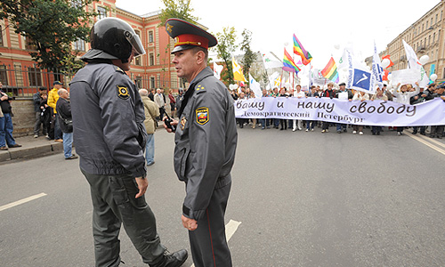 В Санкт-Петербурге состоялось сразу три разрешенных "Марша миллионов". Участники первого марша - представители "Другой России", "Солидарности", Национал-демократической партии, "Рот-Фронт", "гражданской ответственности". Второй "Марш миллионов" был организован гражданским комитетом во главе с Ольгой Курносовой. Участники третьего "Марша миллионов" пронесли белые шары, флаги с символикой ЛГБТ-организаций. Сюда же вошла колонна оргкомитета "Демократический Петербург", в который вошли партии "Яблоко", "Партия народной свободы", организация "Христианские демократы", "Гражданская инициатива", Либертарианская партия, правозащитный совет Петербурга, ряд ЛГБТ-организаций.