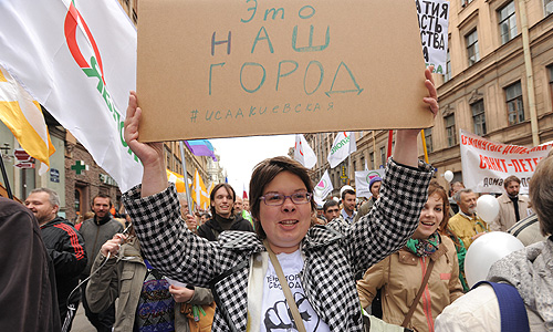 В Санкт-Петербурге состоялось сразу три разрешенных "Марша миллионов". Участники первого марша - представители "Другой России", "Солидарности", Национал-демократической партии, "Рот-Фронт", "гражданской ответственности". Второй "Марш миллионов" был организован гражданским комитетом во главе с Ольгой Курносовой. Участники третьего "Марша миллионов" пронесли белые шары, флаги с символикой ЛГБТ-организаций. Сюда же вошла колонна оргкомитета "Демократический Петербург", в который вошли партии "Яблоко", "Партия народной свободы", организация "Христианские демократы", "Гражданская инициатива", Либертарианская партия, правозащитный совет Петербурга, ряд ЛГБТ-организаций.