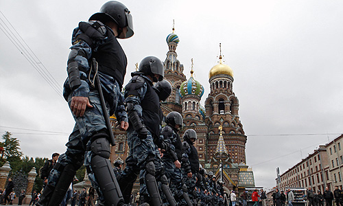 В Санкт-Петербурге состоялось сразу три разрешенных "Марша миллионов". Участники первого марша - представители "Другой России", "Солидарности", Национал-демократической партии, "Рот-Фронт", "гражданской ответственности". Второй "Марш миллионов" был организован гражданским комитетом во главе с Ольгой Курносовой. Участники третьего "Марша миллионов" пронесли белые шары, флаги с символикой ЛГБТ-организаций. Сюда же вошла колонна оргкомитета "Демократический Петербург", в который вошли партии "Яблоко", "Партия народной свободы", организация "Христианские демократы", "Гражданская инициатива", Либертарианская партия, правозащитный совет Петербурга, ряд ЛГБТ-организаций.