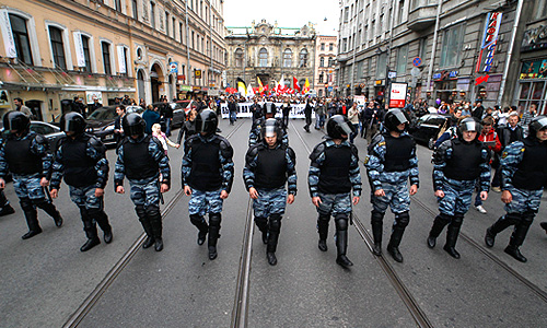 В Санкт-Петербурге состоялось сразу три разрешенных "Марша миллионов". Участники первого марша - представители "Другой России", "Солидарности", Национал-демократической партии, "Рот-Фронт", "гражданской ответственности". Второй "Марш миллионов" был организован гражданским комитетом во главе с Ольгой Курносовой. Участники третьего "Марша миллионов" пронесли белые шары, флаги с символикой ЛГБТ-организаций. Сюда же вошла колонна оргкомитета "Демократический Петербург", в который вошли партии "Яблоко", "Партия народной свободы", организация "Христианские демократы", "Гражданская инициатива", Либертарианская партия, правозащитный совет Петербурга, ряд ЛГБТ-организаций.