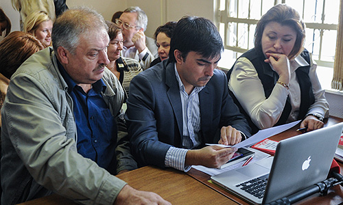 Отец погибшего И.Агафонова Александр Агафонов (слева) в Замоскворецком суде во время рассмотрения дела спортсмена Расула Мирзаева, обвиняемого в смерти 19-летнего студента Ивана Агафонова.