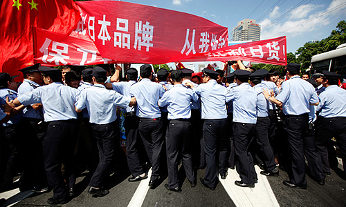 За прошедшие выходные в 85 китайских городах противники национализации Японией спорных с Китаем островов Сенкаку (китайское название - Дяоюйдао - ИФ) забросали камнями здания японских дипмиссий, разграбили японские супермаркеты, отмечают СМИ. Протестные акции начались в субботу, посол Японии в Китае Уитиро Нава призвал китайские власти принять возможные меры, чтобы обеспечить безопасность японских граждан и компаний, действующих в стране.