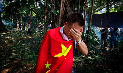 За прошедшие выходные в 85 китайских городах противники национализации Японией спорных с Китаем островов Сенкаку (китайское название - Дяоюйдао - ИФ) забросали камнями здания японских дипмиссий, разграбили японские супермаркеты, отмечают СМИ. Протестные акции начались в субботу, посол Японии в Китае Уитиро Нава призвал китайские власти принять возможные меры, чтобы обеспечить безопасность японских граждан и компаний, действующих в стране.