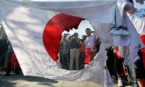 За прошедшие выходные в 85 китайских городах противники национализации Японией спорных с Китаем островов Сенкаку (китайское название - Дяоюйдао - ИФ) забросали камнями здания японских дипмиссий, разграбили японские супермаркеты, отмечают СМИ. Протестные акции начались в субботу, посол Японии в Китае Уитиро Нава призвал китайские власти принять возможные меры, чтобы обеспечить безопасность японских граждан и компаний, действующих в стране.