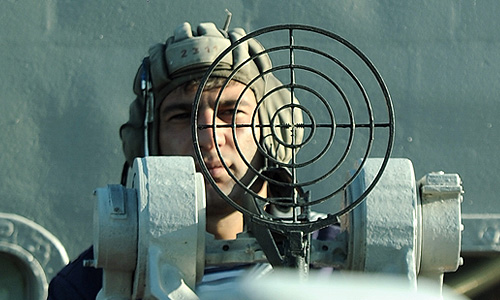 Член экипажа ракетного корабля "Татарстан" во время учений "Кавказ 2012" в Каспийском море.