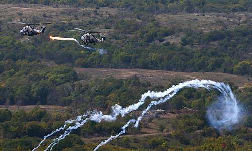 Запуск боевых снарядов во время военных учений "Кавказ 2012" на полигоне "Раевский".