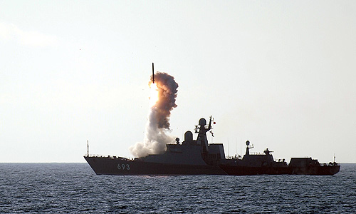 Стрельба высокоточным оружием из ракетного комплекса "Калибр-НК" на корабле "Дагестан" по береговой цели.