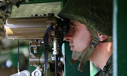 Солдат во время военных учений "Кавказ 2012" на полигоне "Раевский".