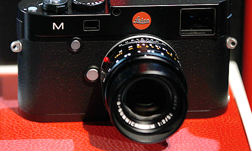 На фото новая камера Leica M.