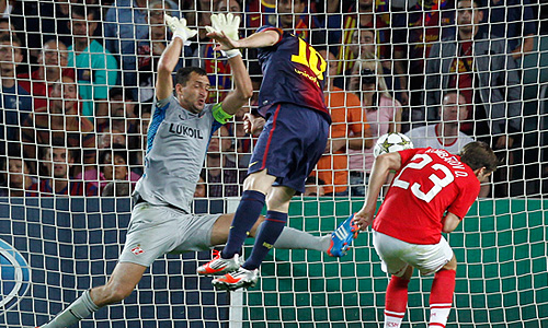 Московский "Спартак" проиграл на выезде испанской "Барселоне" со счетом 2:3. "Красно-белые" дали бой гранду европейского футбола на его территории, и в итоге каталонцы, несмотря на ощутимое преимущество в классе, смогли оформить победу только за десять минут до конца матча.