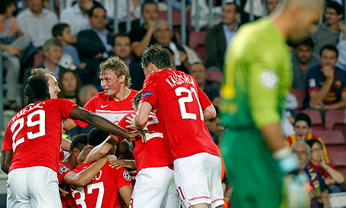 Московский "Спартак" проиграл на выезде испанской "Барселоне" со счетом 2:3. "Красно-белые" дали бой гранду европейского футбола на его территории, и в итоге каталонцы, несмотря на ощутимое преимущество в классе, смогли оформить победу только за десять минут до конца матча.