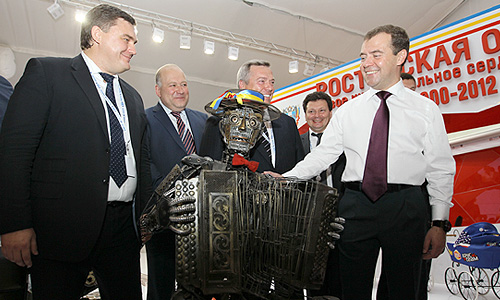 Премьер-министр РФ Дмитрий Медведев на выставке в рамках XI Международного инвестиционного форума "Сочи-2012".