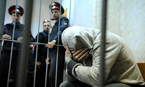 Тверской суд Москвы удовлетворил ходатайство об аресте водителя, который в минувшую субботу на Минской улице сбил девять человек на остановке, семеро из которых скончались, сообщили "Интерфаксу" в пресс-службе ГУ МВД России по Москве. Ранее сообщалось, что было возбуждено уголовное дело по ст. 264 УК РФ (нарушение лицом, управляющим автомобилем, ПДД, повлекшее по неосторожности смерть двух и более лиц).