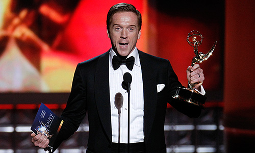 Дамиан Льюис  получил награду Emmy за роль в сериале "Чужой среди своих ".