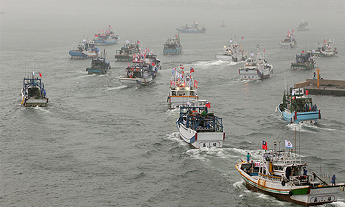 Корабли береговой охраны Японии во вторник использовали водяные пушки для того, чтобы остановить 48 тайваньских рыболовецких шхун и восемь тайваньских пограничных кораблей, которые появились в районе островов Сенкаку (Дяоюйдао), которые являются предметом спора между Японией, Тайванем, Китаем и рядом других стран.