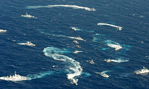 Корабли береговой охраны Японии во вторник использовали водяные пушки для того, чтобы остановить 48 тайваньских рыболовецких шхун и восемь тайваньских пограничных кораблей, которые появились в районе островов Сенкаку (Дяоюйдао), которые являются предметом спора между Японией, Тайванем, Китаем и рядом других стран.