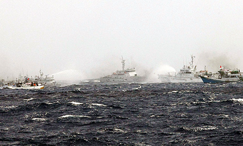 Корабли береговой охраны Японии во вторник использовали водяные пушки для того, чтобы остановить 48 тайваньских рыболовецких шхун и восемь тайваньских пограничных кораблей, которые появились в районе островов Сенкаку (Дяоюйдао), которые являются предметом спора между Японией, Тайванем, Китаем и рядом других стран.