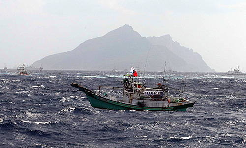 Корабли береговой охраны Японии во вторник использовали водяные пушки для того, чтобы остановить 48 тайваньских рыболовецких шхун и восемь тайваньских пограничных кораблей, которые появились в районе островов Сенкаку (Дяоюйдао), которые являются предметом спора между Японией, Тайванем, Китаем и рядом других стран.