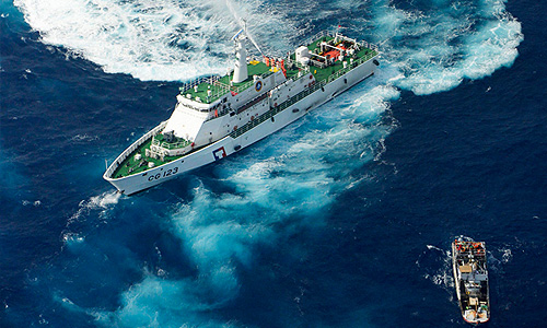 Корабли береговой охраны Японии во вторник использовали водяные пушки для того, чтобы остановить 48 тайваньских рыболовецких шхун и восемь тайваньских пограничных кораблей, которые появились в районе островов Сенкаку (Дяоюйдао), которые являются предметом спора между Японией, Тайванем, Китаем и рядом других стран.