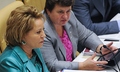 Председатель Совета Федерации РФ Валентина Матвиенко и заместитель председателя Совета Федерации РФ Светлана Орлова (слева направо) во время первого заседания осенней сессии Совета Федерации РФ.